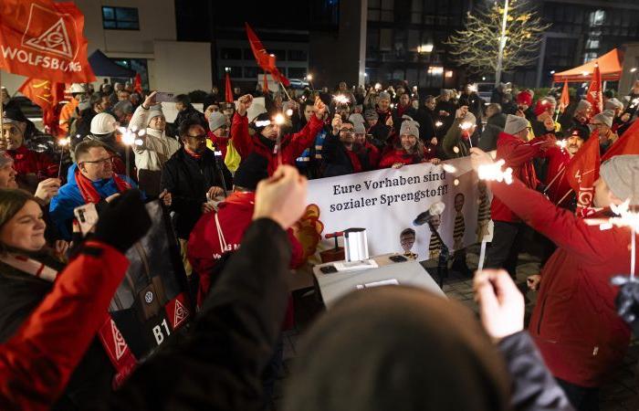 Volkswagen workers go on strike across Germany