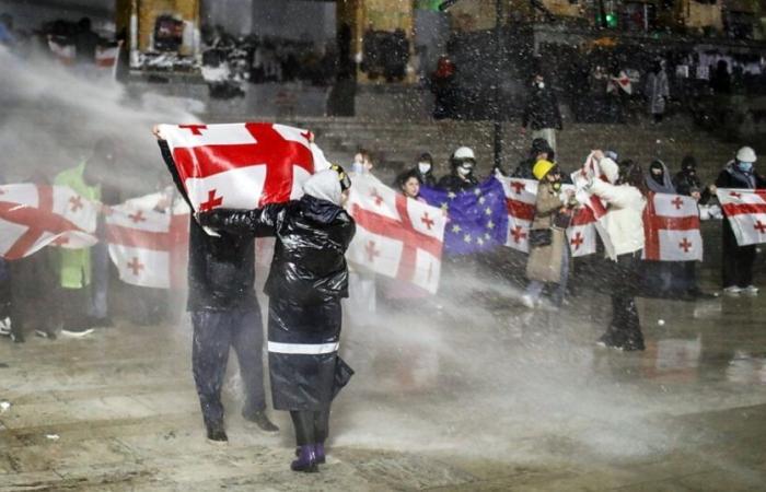 Water cannon and tear gas on the 6th evening of demonstrations