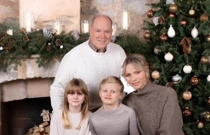 the relaxed Christmas card of Albert II and Charlene of Monaco