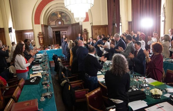 “Good luck to the new team”, says Paul Magnette: in Charleroi, the new municipal council has taken the oath