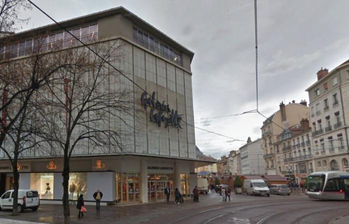 Grenoble. An action organized in front of Galeries Lafayette: “Barbaric practices”