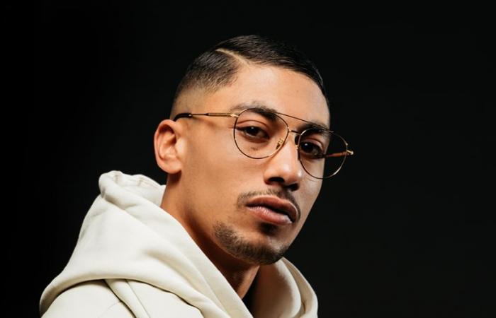 Targeted by an arrest warrant, rapper Maes cancels a Parisian concert to avoid being arrested when he gets off the plane