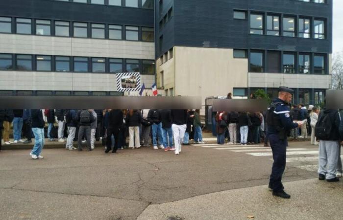 150 young people block the high school