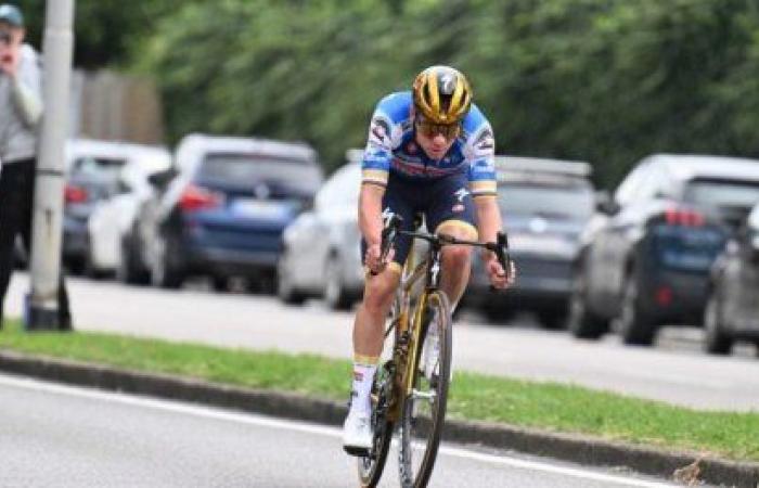 Evenepoel hospitalized after hitting a car