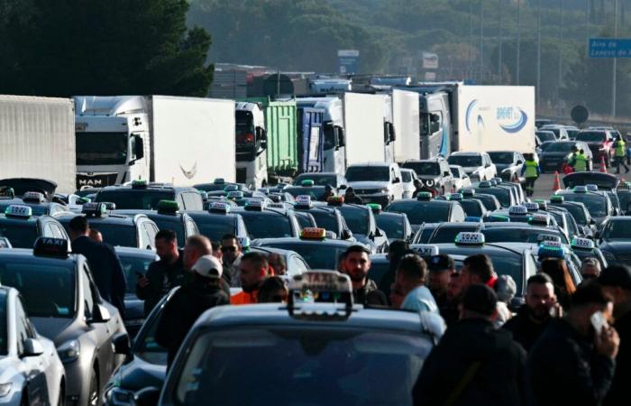 Second day of taxi demonstration in Lyon, Paris joins the movement