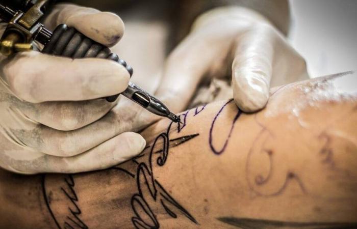 In the middle of a tattoo session, she learns that the drawing comes from artificial intelligence