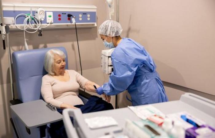 Decontaminate the arms of oncology chairs to protect patients and nursing staff