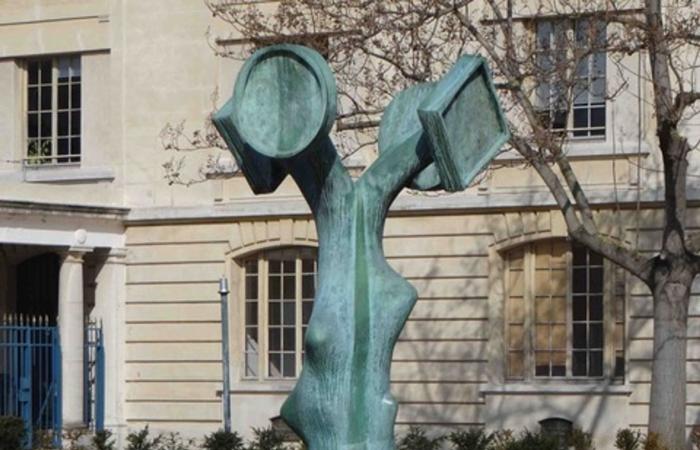 A sculpture by Meret Oppenheim removed from the historic headquarters of Polytechnique