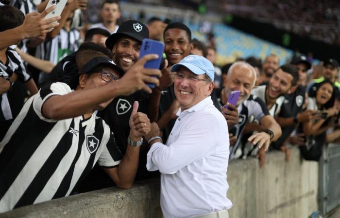 In Botafogo, John Textor praised by the supporters