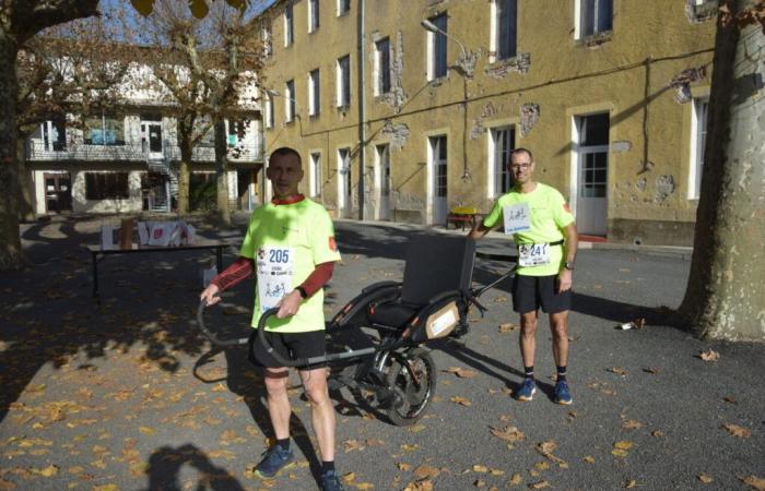 These two gendarmes from Lot open the Cahors 10 km handicap race thanks to a joëlette