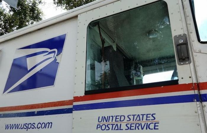 US Postal Service Suspends Mail Sending to Canada