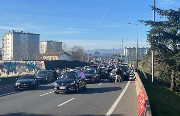 Taxi Lyon: Blockage and threat to the 2024 Festival of Lights