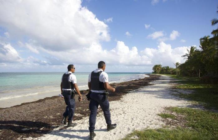 investigation opened after the discovery of a woman's body near a beach