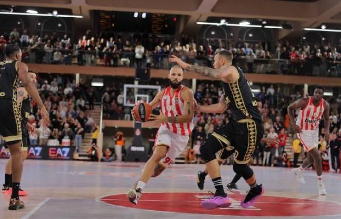 Monaco concedes at the end of the match against Evan Fournier's Olympiakos in the Euroleague