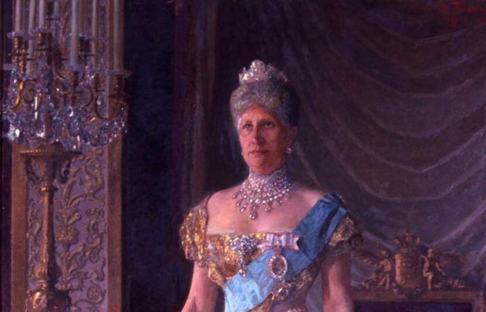 Queen Mary creates her new tiara with historic diamonds from the Crown Jewels