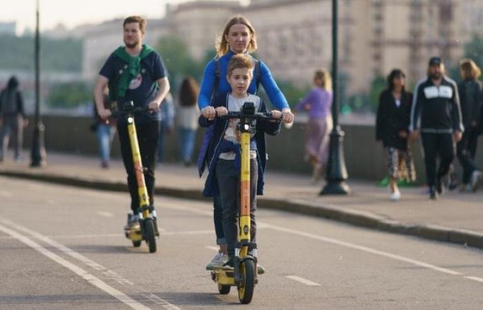 a 3-year-old child and his mother on an electric scooter hit, the driver flees