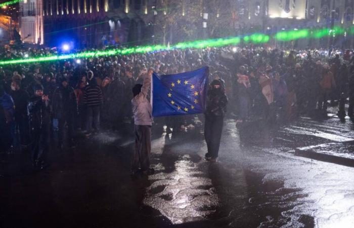 On the 6th evening of the demonstrations in Georgia, the thousands of protesters are rinsed by the police