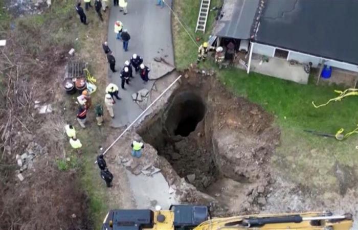 In the United States, a woman mysteriously disappears… into a hole