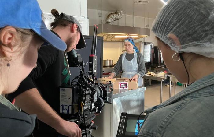 Players from a major rugby club in the kitchen with volunteers from Restos du coeur for a new clip