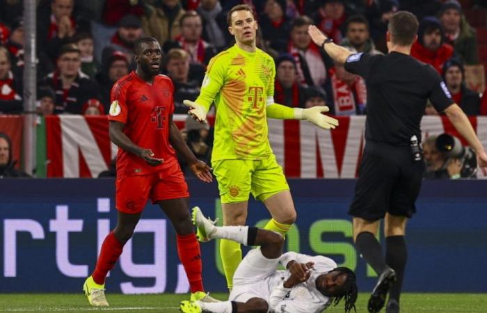 A first red against Manuel Neuer