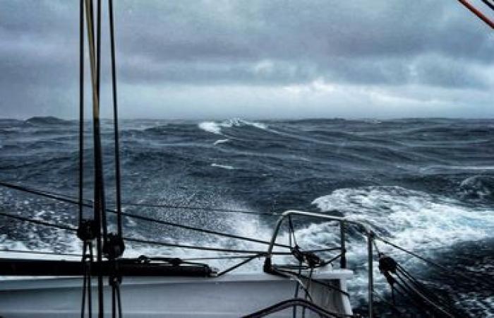 status quo in the storm, the Dalin-Simon duel continues… Follow the position of the skippers live