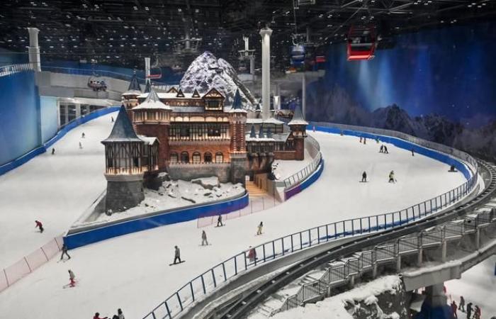 On the slopes of the largest indoor ski resort in the world, in Shanghai, fun before the climate