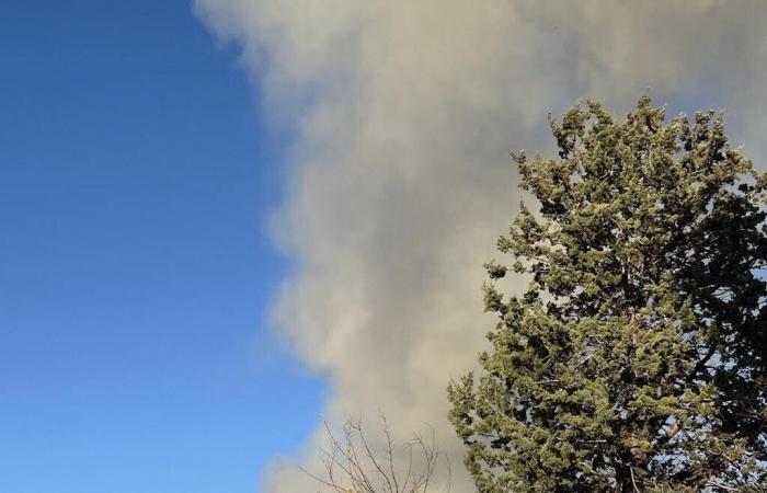 a house fire mobilizes the firefighters