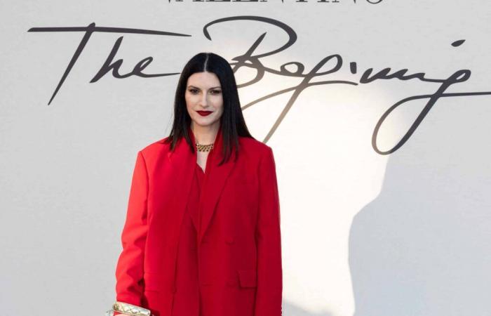 Laura Pausini: her spectacular fall on the Milan stage, the video goes viral