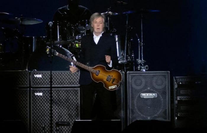 Paul McCartney in majesty at La Défense