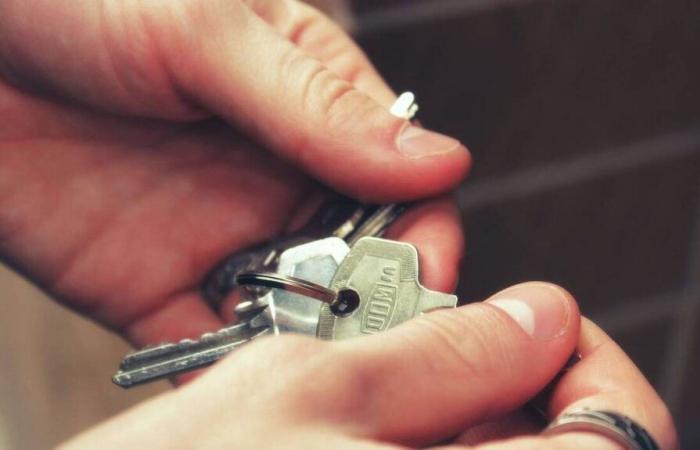 They cannot live in their apartment in Vincennes because the nonagenarian tenant refuses to leave