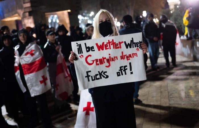 On the 6th evening of the demonstrations in Georgia, the thousands of protesters are rinsed by the police