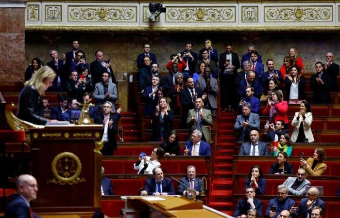 French government collapses after losing confidence vote