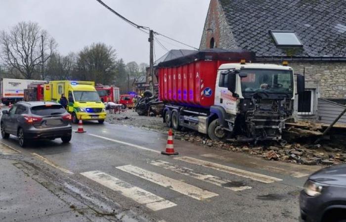 Cerfontaine: a pick-up loses control before hitting a truck and the facade of a restaurant