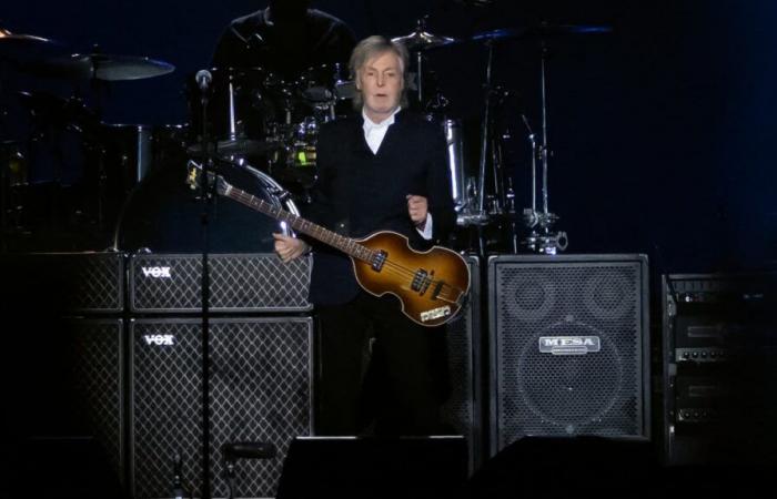 the images of his concert which ignited the Paris-La Défense Arena