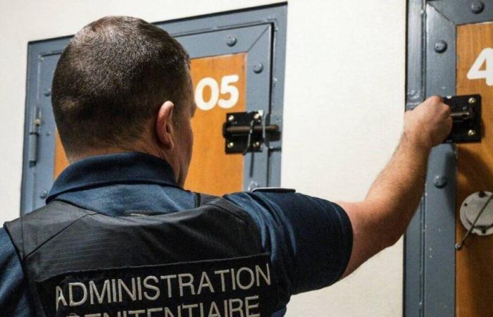 the police in the visiting rooms of the remand center in Brest