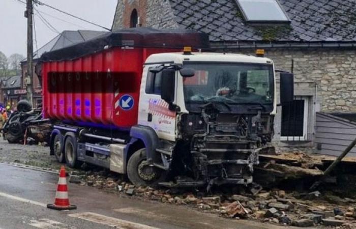 Cerfontaine: a pick-up loses control before hitting a truck and the facade of a restaurant