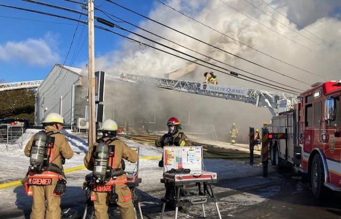 A commercial building ravaged by flames in Lac-Saint-Charles