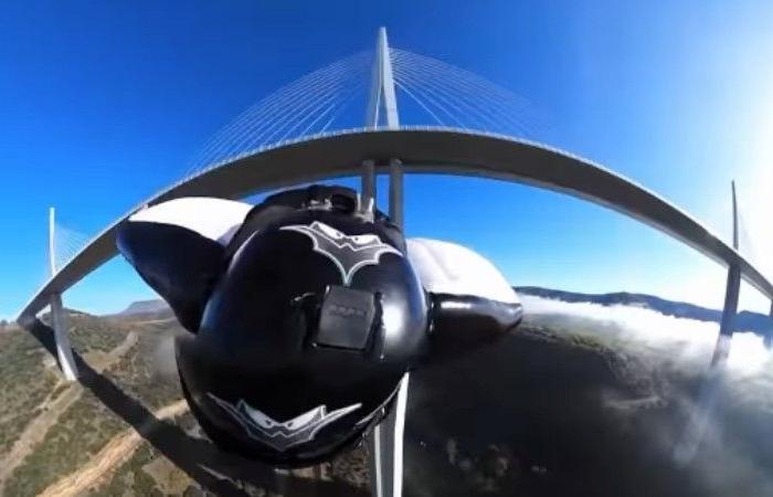 Aveyron. Unprecedented, they pass through a pile of the Millau viaduct in a wingsuit