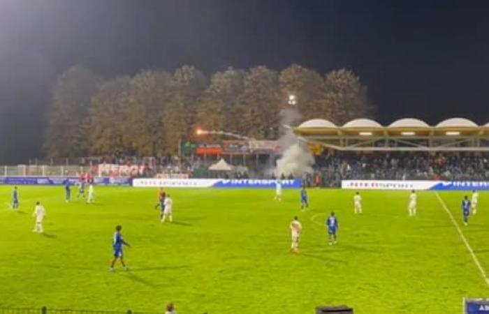 the Villefranche-Beaujolais-Dijon match stopped after scuffles in the stands