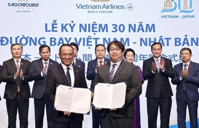 Ceremony marking the 30th anniversary of the first direct flight between Vietnam and Japan