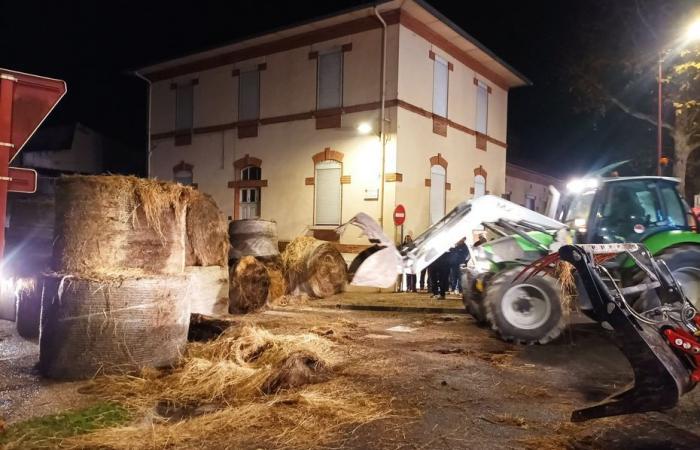 Farmers continue their “dumpster festival” by attacking state symbols