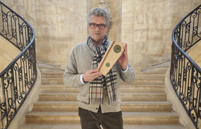 A cabinetmaker from Orne rewarded with a Normandy prize for his creation of a wooden lamp