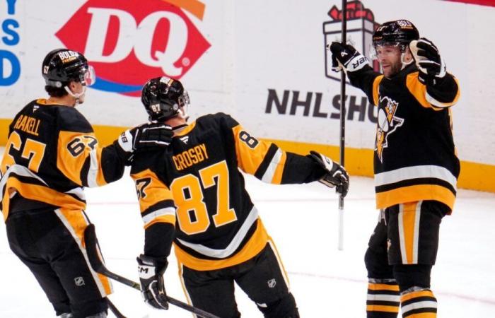 NHL: Sidney Crosby gets his 1023rd assist in a Penguins uniform, against the Maple Leafs