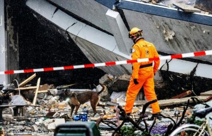 at least three dead in building collapse in The Hague