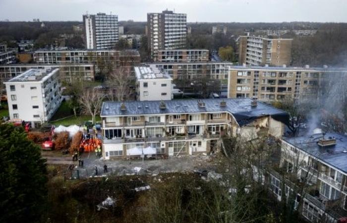 at least three dead in building collapse in The Hague