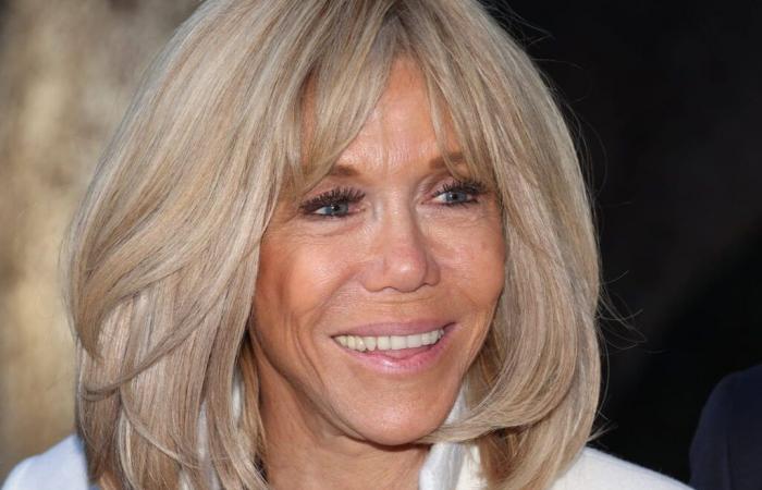 Brigitte Macron masters this makeup technique which enlarges the eyes