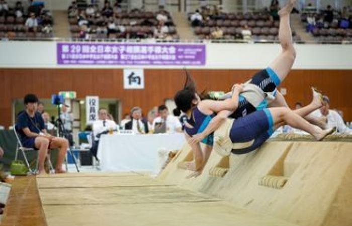 Japanese female wrestlers: the shock of sumo