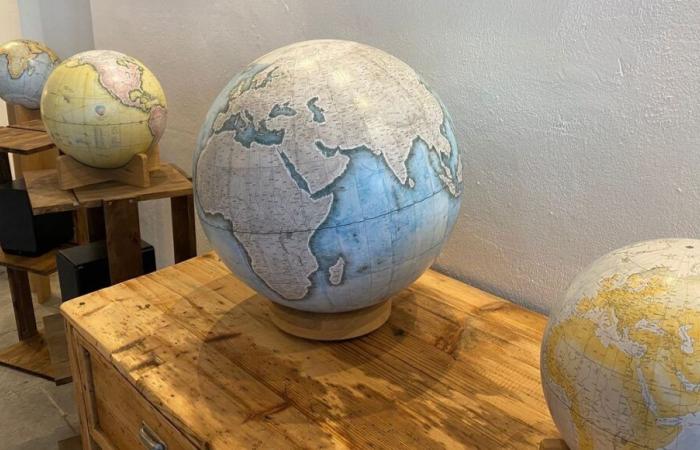 The last handmade terrestrial globe factory is Bisontine