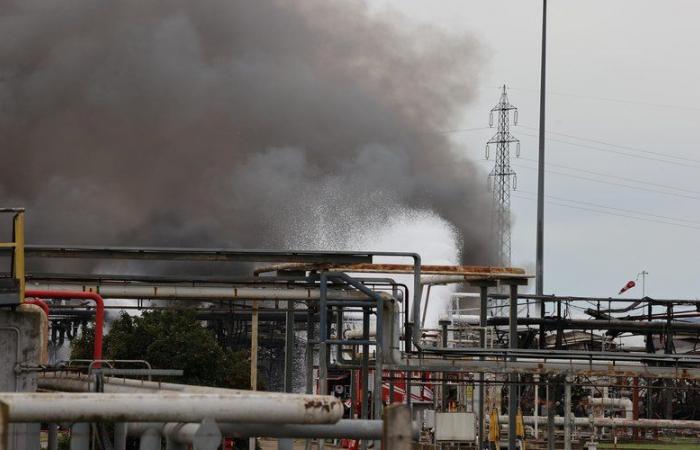 VIDEO. Dramatic fire following an “explosion” in an Eni fuel depot: at least two dead and three missing in Italy