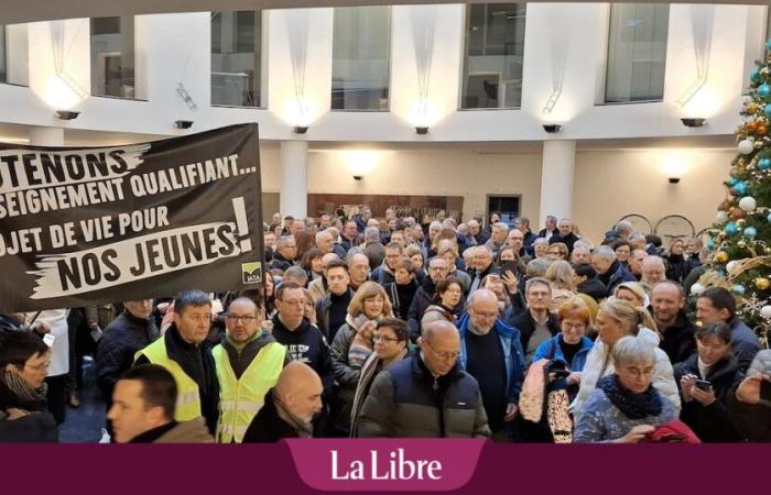 250 principals of Catholic secondary schools demonstrate in the hall of government headquarters: “Where will young people go next year?”